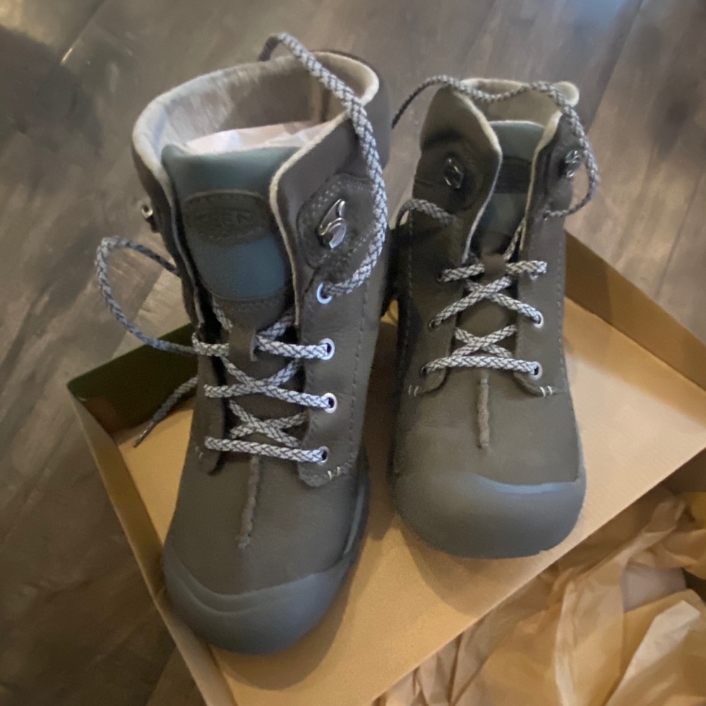 Keen boots size 10